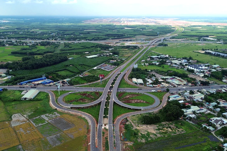 Nghiên cứu xe trung chuyển chạy thẳng giữa sân bay Long Thành và Tân Sơn Nhất - Ảnh 1.