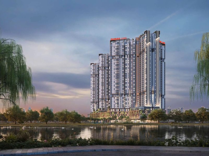 Ba tòa tháp Gamuda Central Park nhìn từ mặt hồ lúc chiều tà