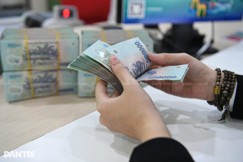 Lãi suất ngân hàng đồng loạt giảm, các kỳ hạn tiết kiệm hiện ở mức nào? - 1